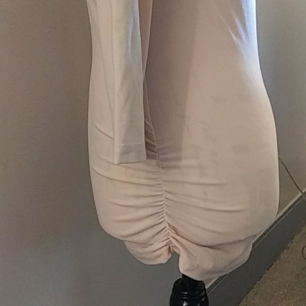 No Boundaries PeekaBoo Top - Picture 3 of 8